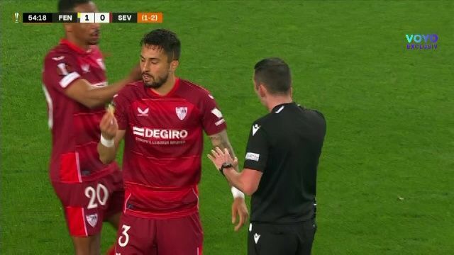 Incredibil! Portarul celor de la Sevilla, lovit din nou de un suporter în Europa League: a doua oară într-o lună_11