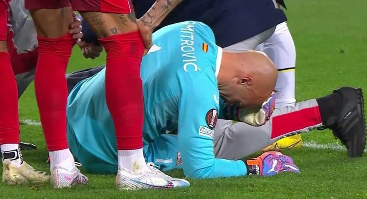 Incredibil! Portarul celor de la Sevilla, lovit din nou de un suporter în Europa League: a doua oară într-o lună_12