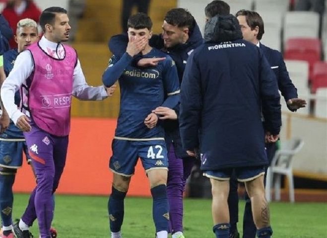 Scene șocante &icirc;n Conference League! Fotbalist al Fiorentinei lovit cu pumnul de un suporter al lui Sivasspor care a intrat pe teren