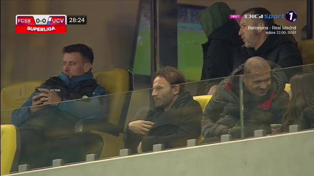 Surpriză! Cine a fost surprins în lojă, lângă Mihai Stoica și Pintilii, la FCSB - Universitatea Craiova_5