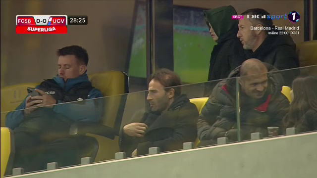 Surpriză! Cine a fost surprins în lojă, lângă Mihai Stoica și Pintilii, la FCSB - Universitatea Craiova_8