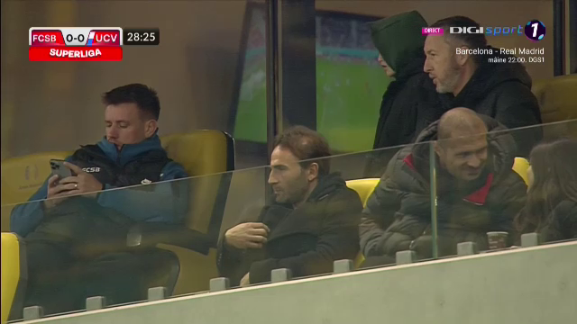 Surpriză! Cine a fost surprins în lojă, lângă Mihai Stoica și Pintilii, la FCSB - Universitatea Craiova_9
