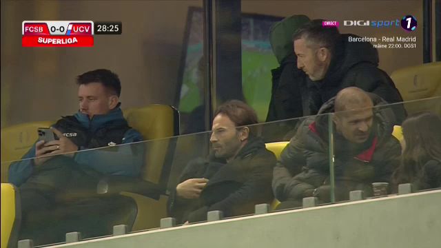 Surpriză! Cine a fost surprins în lojă, lângă Mihai Stoica și Pintilii, la FCSB - Universitatea Craiova_12