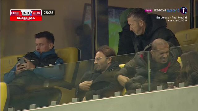 Surpriză! Cine a fost surprins în lojă, lângă Mihai Stoica și Pintilii, la FCSB - Universitatea Craiova_13