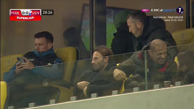 Surpriză! Cine a fost surprins în lojă, lângă Mihai Stoica și Pintilii, la FCSB - Universitatea Craiova_14