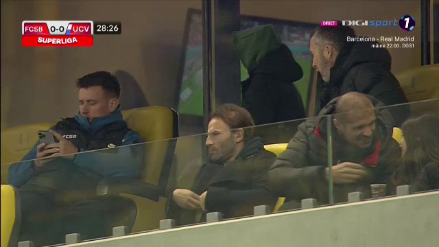 Surpriză! Cine a fost surprins în lojă, lângă Mihai Stoica și Pintilii, la FCSB - Universitatea Craiova_16