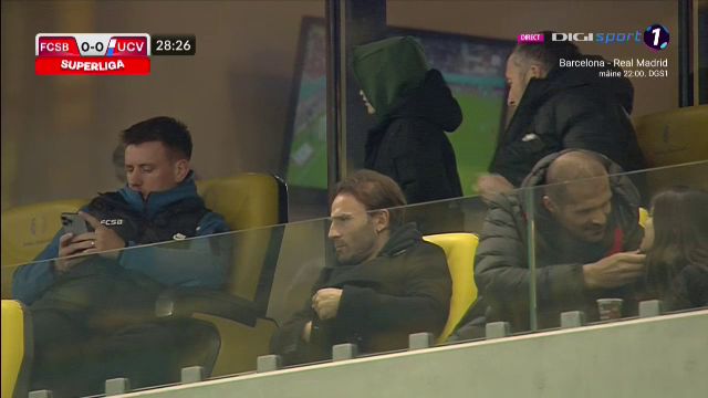 Surpriză! Cine a fost surprins în lojă, lângă Mihai Stoica și Pintilii, la FCSB - Universitatea Craiova_18