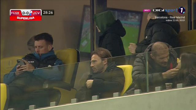 Surpriză! Cine a fost surprins în lojă, lângă Mihai Stoica și Pintilii, la FCSB - Universitatea Craiova_19