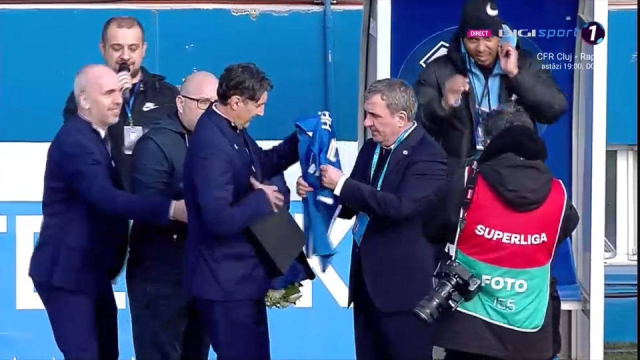 Gheorghe Hagi, apariție spectaculoasă la primul meci din play-off. Motivul pentru care a apărut îmbrăcat așa_2