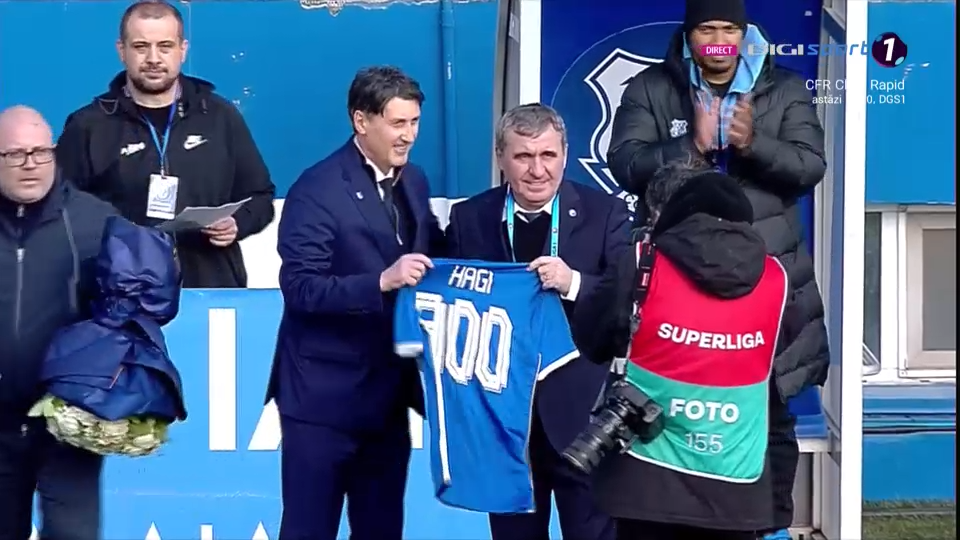 Gheorghe Hagi, apariție spectaculoasă la primul meci din play-off. Motivul pentru care a apărut îmbrăcat așa_3