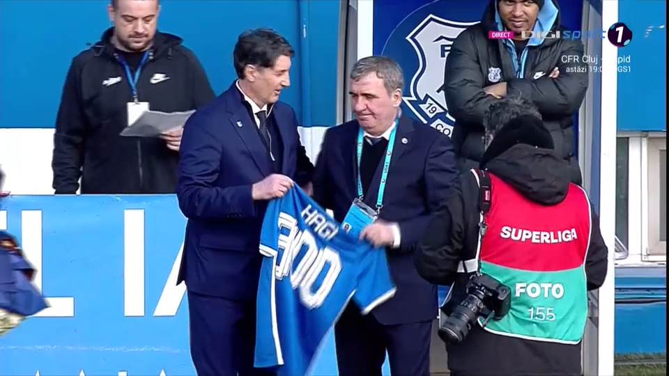 Gheorghe Hagi, apariție spectaculoasă la primul meci din play-off. Motivul pentru care a apărut îmbrăcat așa_4