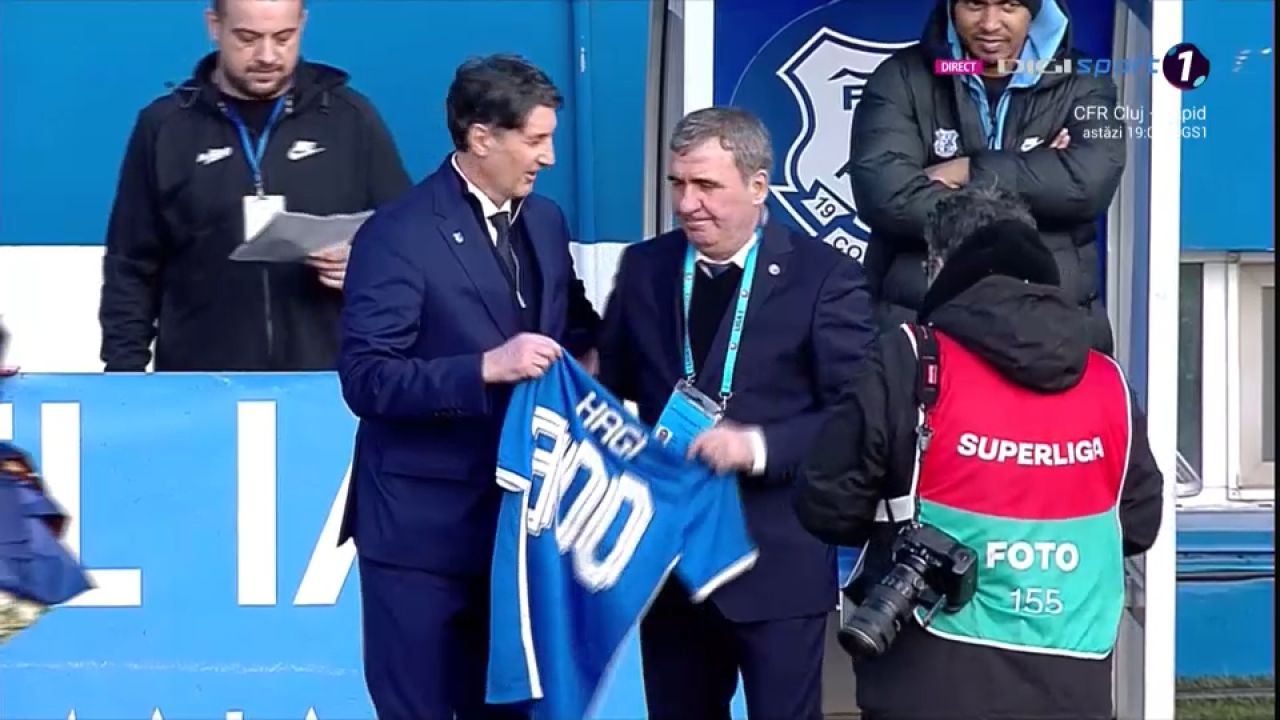 Gheorghe Hagi, apariție spectaculoasă la primul meci din play-off. Motivul pentru care a apărut îmbrăcat așa_4