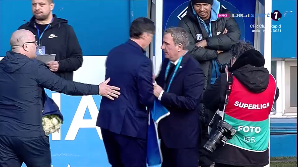 Gheorghe Hagi, apariție spectaculoasă la primul meci din play-off. Motivul pentru care a apărut îmbrăcat așa_5