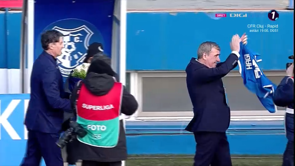 Gheorghe Hagi, apariție spectaculoasă la primul meci din play-off. Motivul pentru care a apărut îmbrăcat așa_6