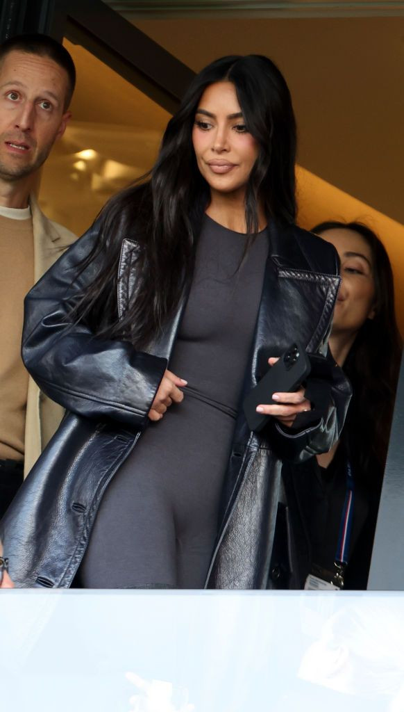După ce a 'îngropat-o' pe Arsenal, Kim Kardashian a continuat și cu PSG. Cum a fost surprinsă pe Parc des Princes_2
