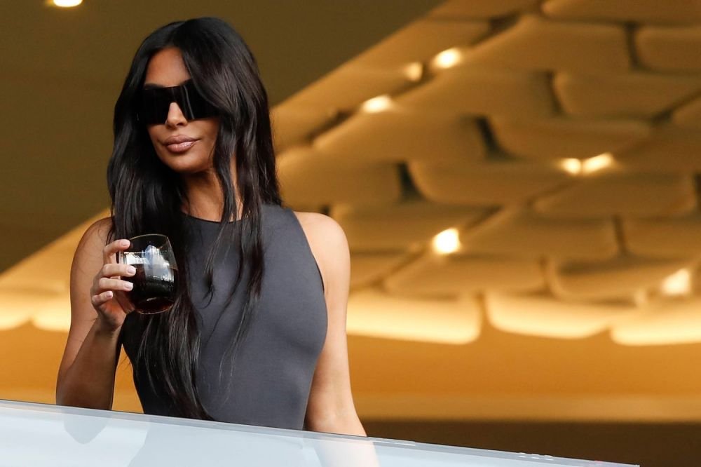 După ce a 'îngropat-o' pe Arsenal, Kim Kardashian a continuat și cu PSG. Cum a fost surprinsă pe Parc des Princes_7