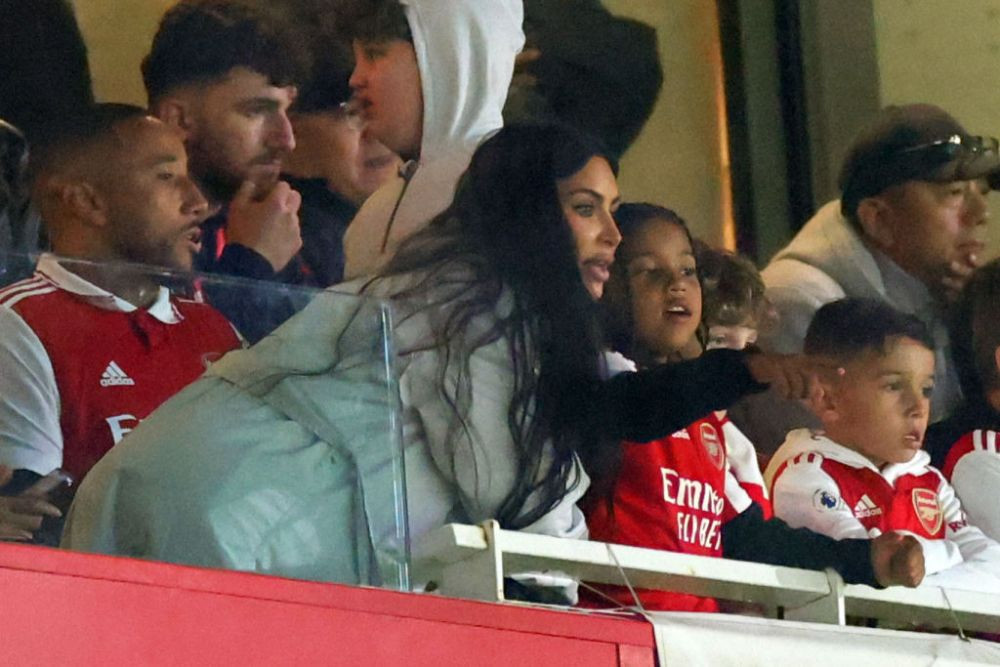 După ce a 'îngropat-o' pe Arsenal, Kim Kardashian a continuat și cu PSG. Cum a fost surprinsă pe Parc des Princes_14