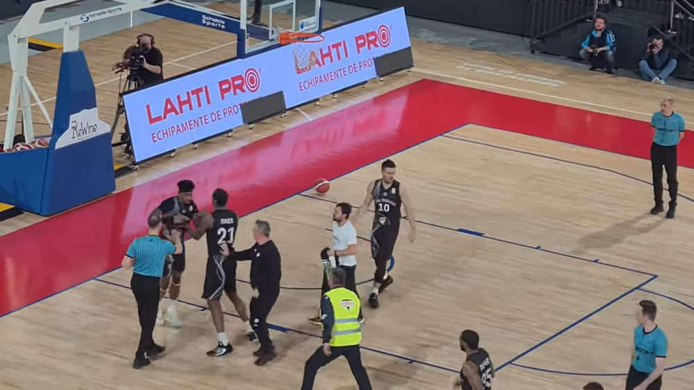Imagini șocante la meciul CSM Oradea - U-BT Cluj! „A luat o tijă de fier de pe un șantier și a vrut să reintre în sală!” Jucătorul s-a ales cu dosar penal după ce a sărit la bătaie_2