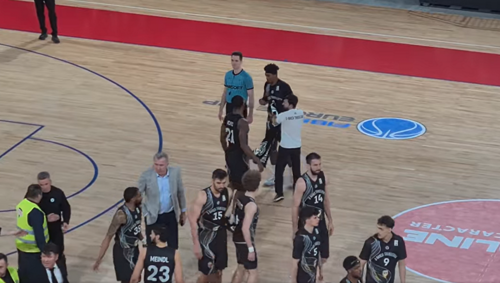 Imagini șocante la meciul CSM Oradea - U-BT Cluj! „A luat o tijă de fier de pe un șantier și a vrut să reintre în sală!” Jucătorul s-a ales cu dosar penal după ce a sărit la bătaie_3