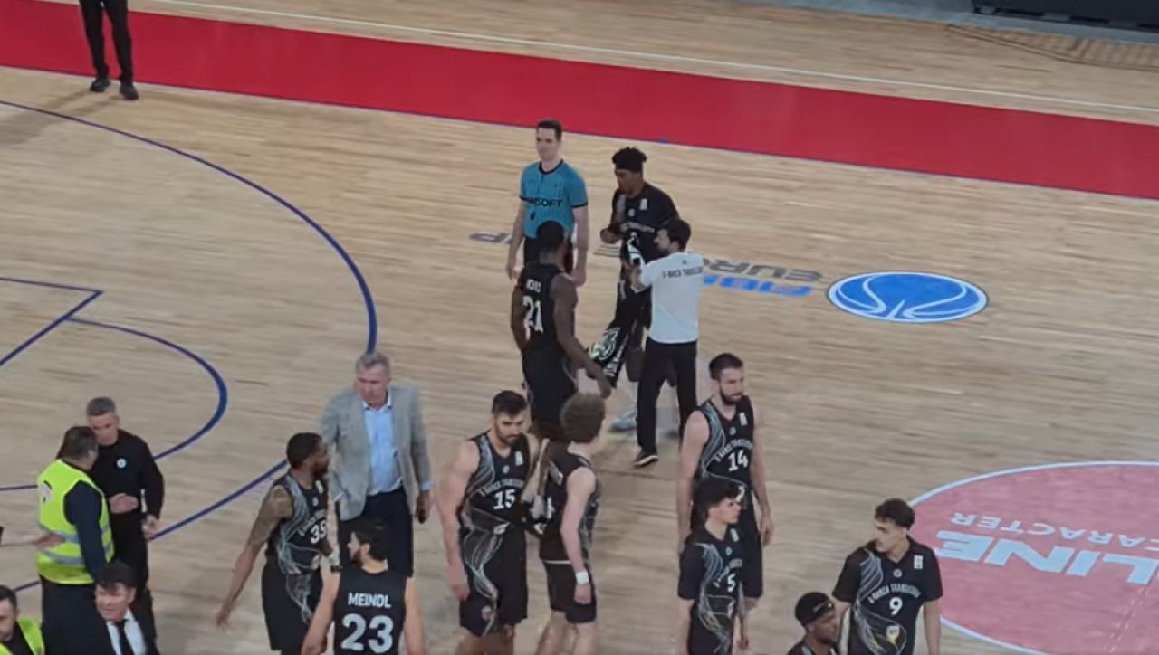 Imagini șocante la meciul CSM Oradea - U-BT Cluj! „A luat o tijă de fier de pe un șantier și a vrut să reintre în sală!” Jucătorul s-a ales cu dosar penal după ce a sărit la bătaie_3