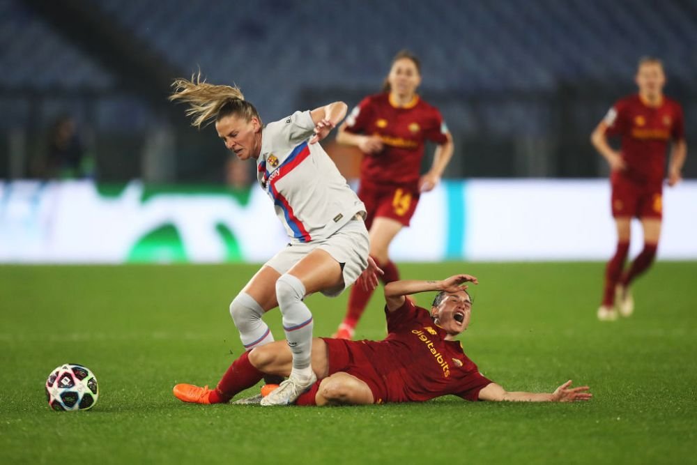 S-a scris istorie în meciul Women's Champions League arbitrat de români: AS Roma - Barcelona_13