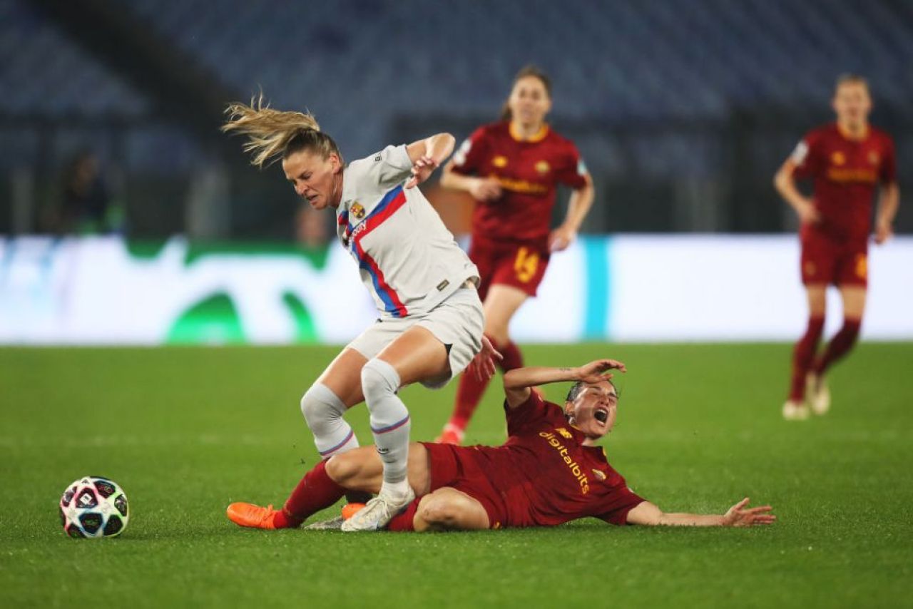 S-a scris istorie în meciul Women's Champions League arbitrat de români: AS Roma - Barcelona_13