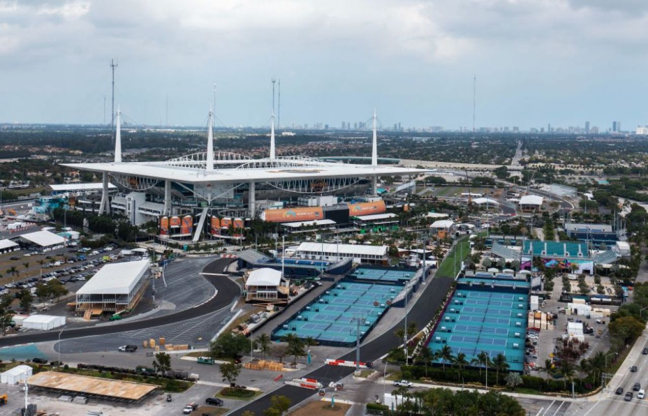 Stadion de fotbal american, transformat în arenă de tenis. Cum arată minunea logistică de la Miami _5