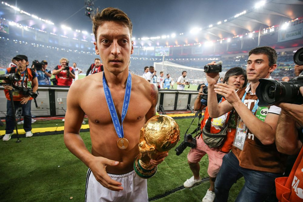 Mesut Ozil și-a anunțat retragerea din fotbal! Campionul mondial cu Germania a jucat un deceniu la Real Madrid și Arsenal