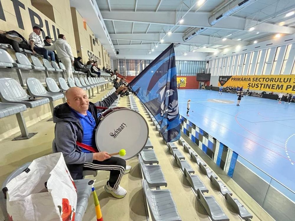 Cel mai &icirc;nfocat suporter al lui CSM București este tatăl unei handbaliste! Cine este tigrul singuratic din handbal&nbsp;
