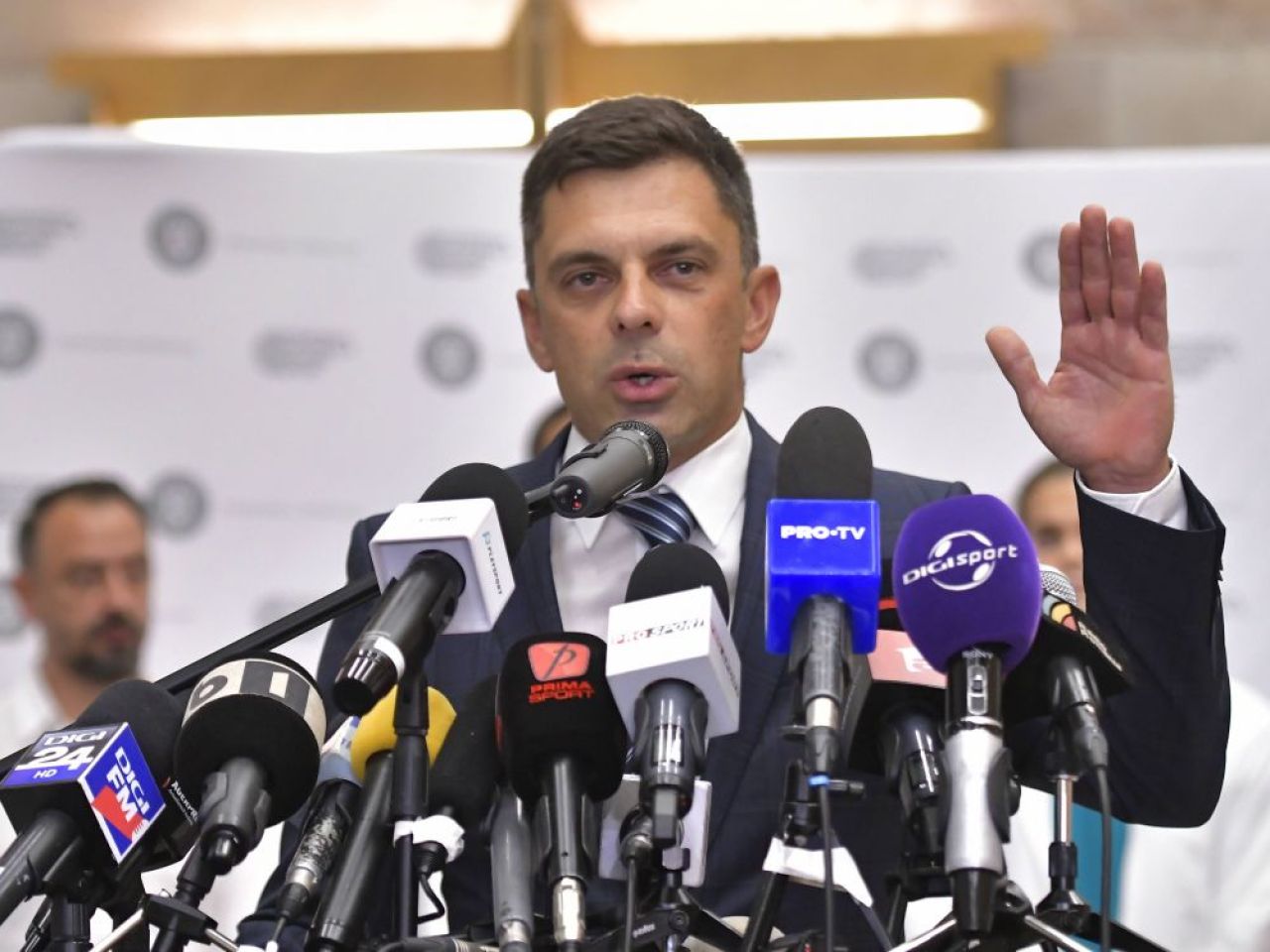 A fost scandal în fața MTS!