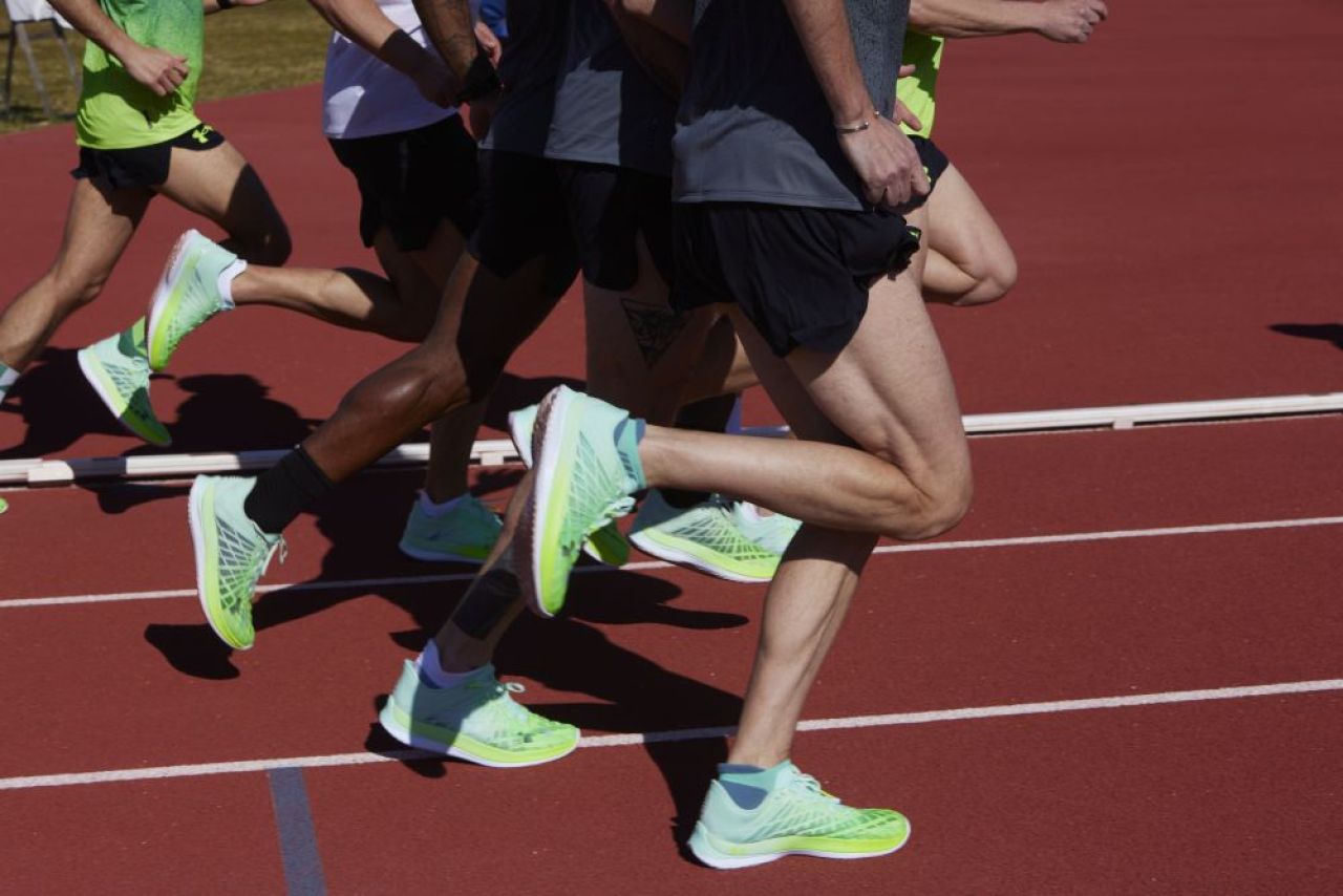 Stephen Scullion, maratonistul olimpic cu minte sclipitoare și pantofi verzi Under Armour Flow Velociti Elite.