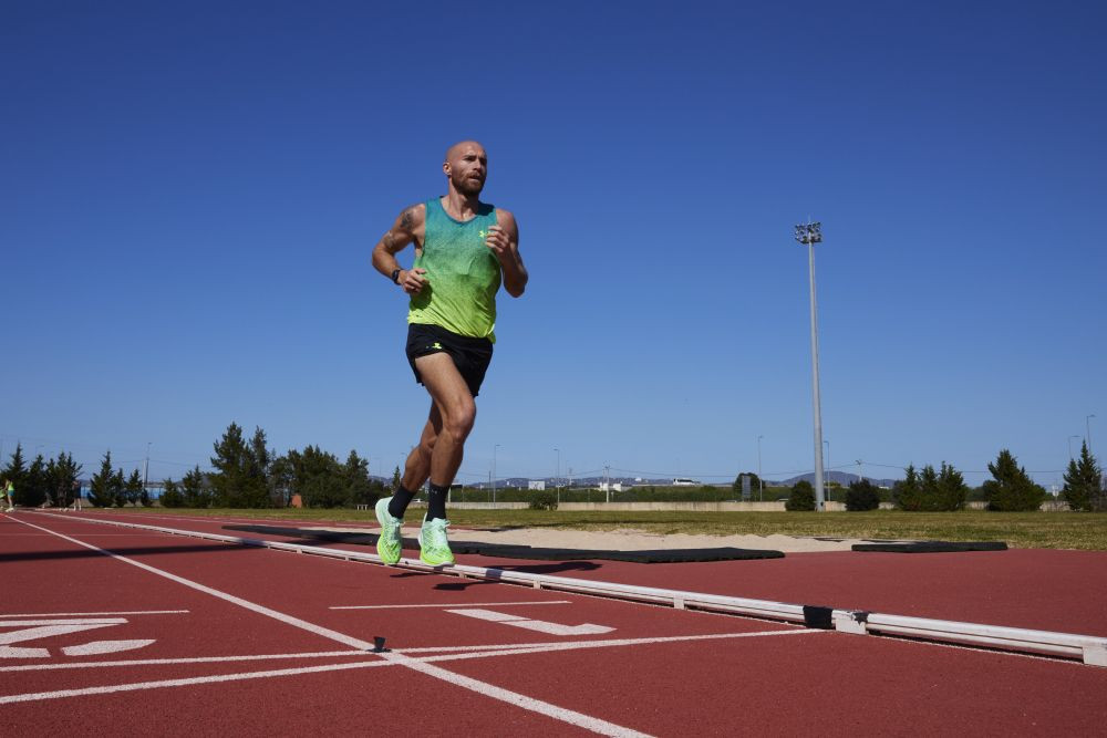 Stephen Scullion, maratonistul olimpic cu minte sclipitoare și pantofi verzi Under Armour Flow Velociti Elite. 