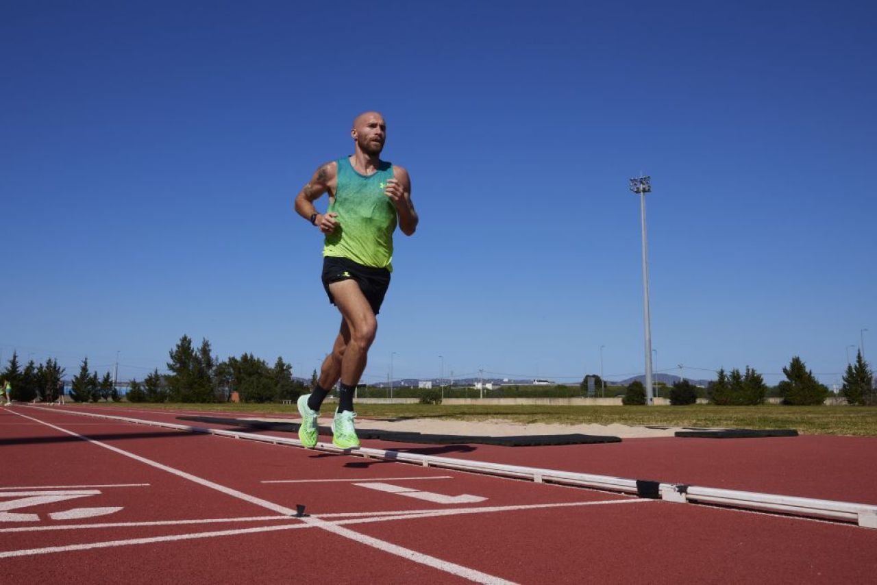 Stephen Scullion, maratonistul olimpic cu minte sclipitoare și pantofi verzi Under Armour Flow Velociti Elite.