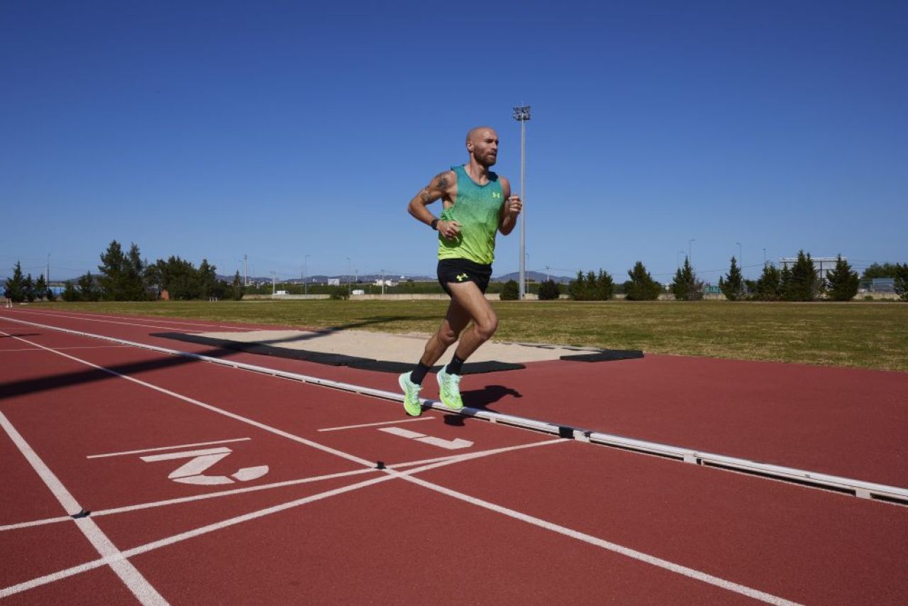 Stephen Scullion, maratonistul olimpic cu minte sclipitoare și pantofi verzi Under Armour Flow Velociti Elite.
