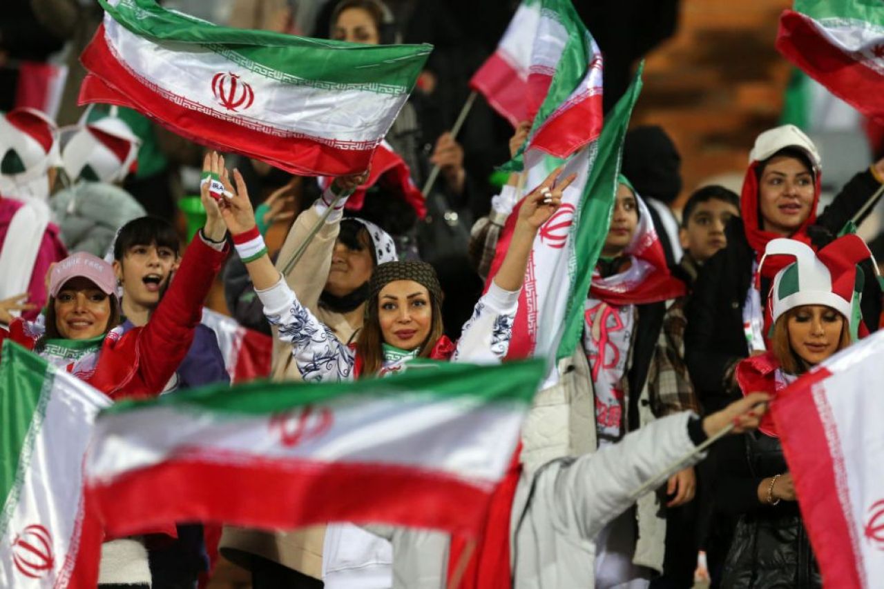 Femeile din Iran au avut voie pe stadion după mai bine de un an de zile. Imagini impresionante de pe arena din Teheran _5