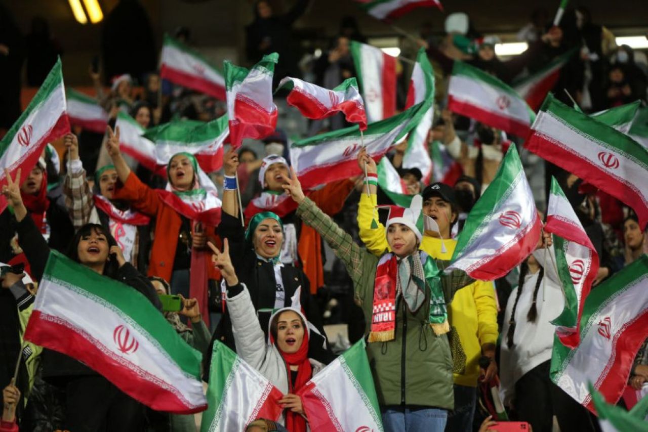 Femeile din Iran au avut voie pe stadion după mai bine de un an de zile. Imagini impresionante de pe arena din Teheran _11