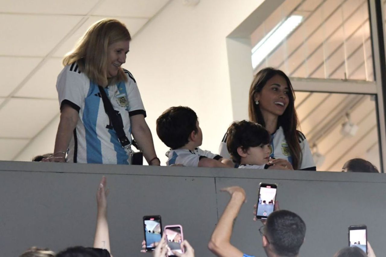 S-a dus 'blestemul'! Detaliul sesizat de toți la soția lui Messi după amicalul Argentinei: n-a mai făcut asta de la înfrângerea de la Mondial _20