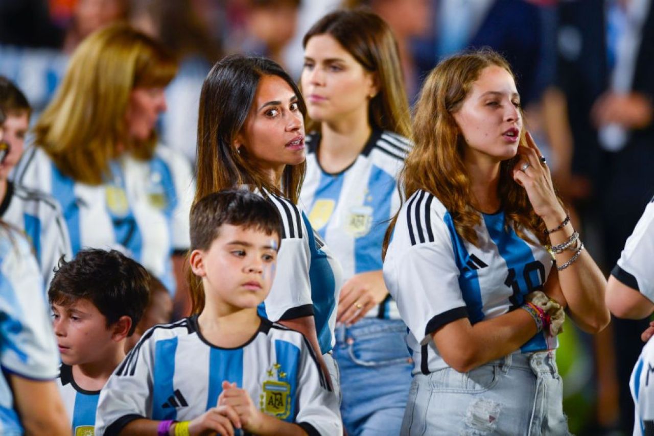 S-a dus 'blestemul'! Detaliul sesizat de toți la soția lui Messi după amicalul Argentinei: n-a mai făcut asta de la înfrângerea de la Mondial _21