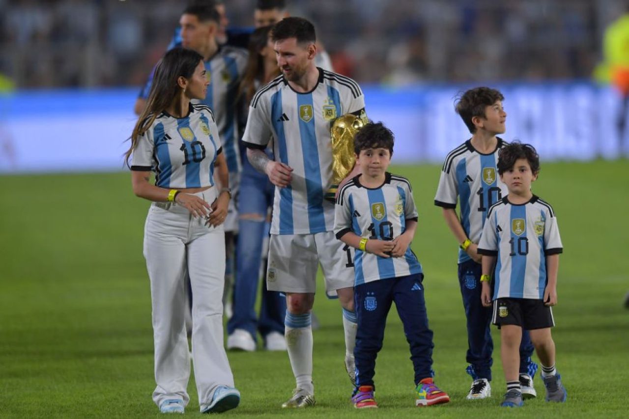 S-a dus 'blestemul'! Detaliul sesizat de toți la soția lui Messi după amicalul Argentinei: n-a mai făcut asta de la înfrângerea de la Mondial _22