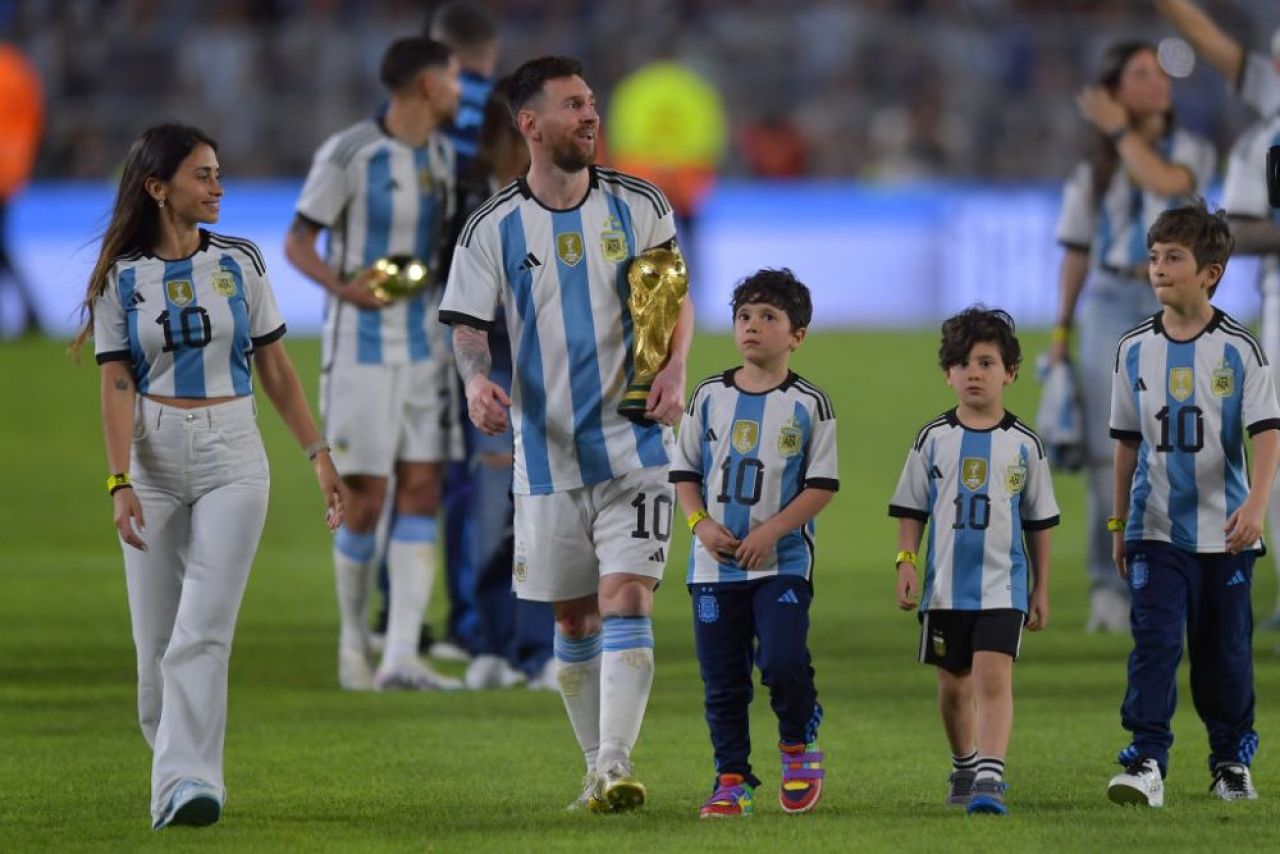 S-a dus 'blestemul'! Detaliul sesizat de toți la soția lui Messi după amicalul Argentinei: n-a mai făcut asta de la înfrângerea de la Mondial _23