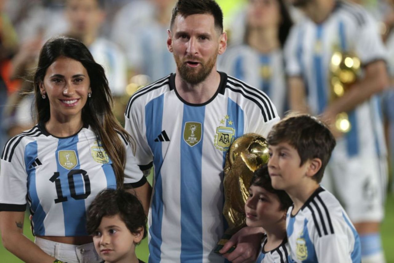 S-a dus 'blestemul'! Detaliul sesizat de toți la soția lui Messi după amicalul Argentinei: n-a mai făcut asta de la înfrângerea de la Mondial _24