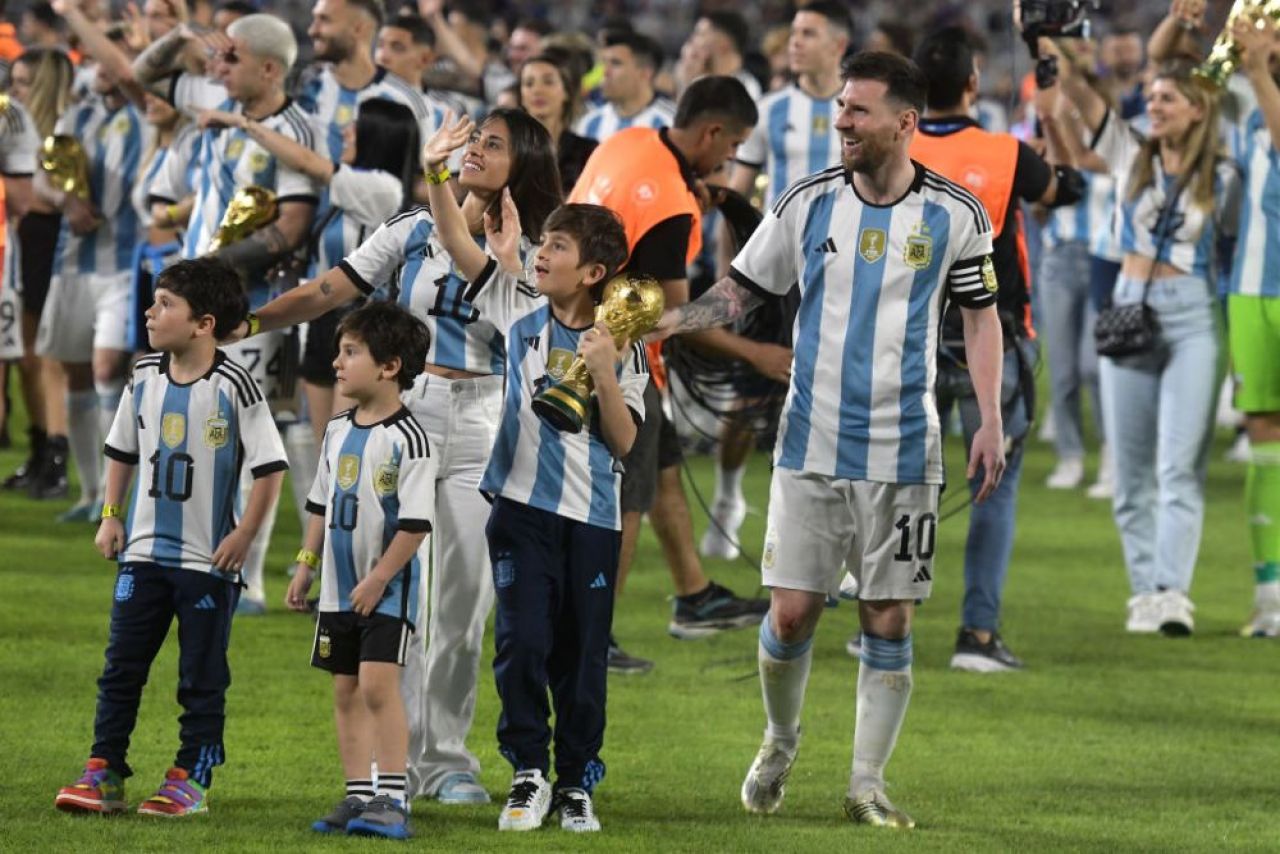 S-a dus 'blestemul'! Detaliul sesizat de toți la soția lui Messi după amicalul Argentinei: n-a mai făcut asta de la înfrângerea de la Mondial _25