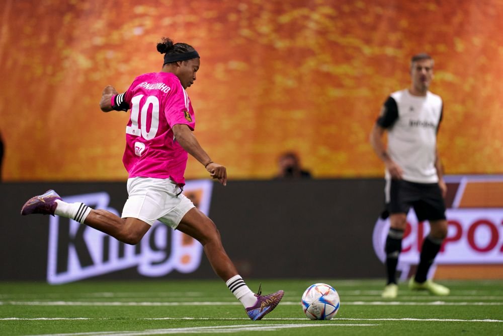 La asta nu se aștepta nimeni! Salariul infim pe care îl are Ronaldinho în liga lui Gerard Pique _3