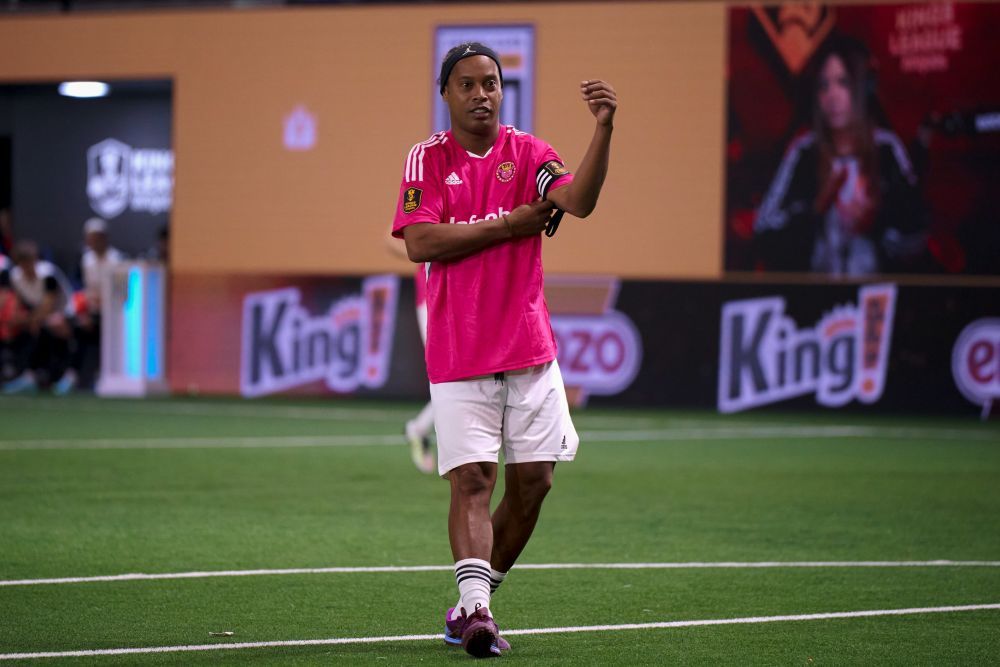 La asta nu se aștepta nimeni! Salariul infim pe care îl are Ronaldinho în liga lui Gerard Pique _11