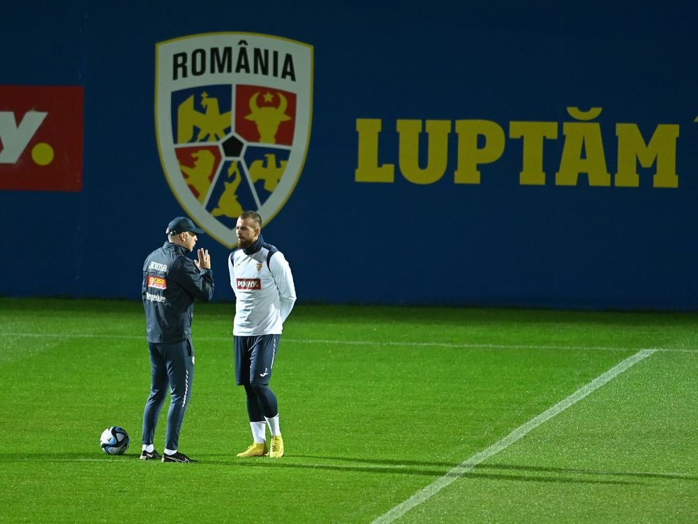 Edi Iordănescu l-a băgat &icirc;n ședință chiar pe gazon! Imagini din cantonamentul naționalei