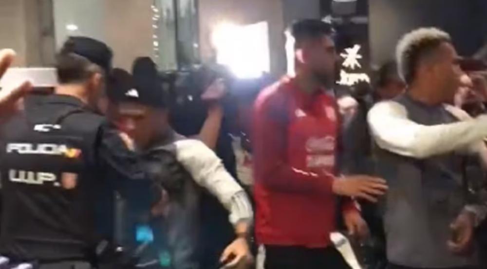 Scene șocante &icirc;n Spania! Jucătorii naționalei din Peru s-au luat la bătaie cu forțele de ordine &icirc;n fața unui hotel&nbsp;