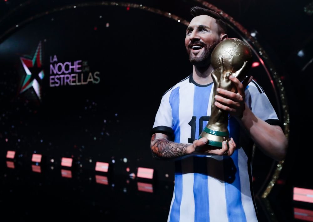 Statuie a lui Leo Messi la sediul CONMEBOL, l&acirc;ngă cele ale lui Maradona și Pele