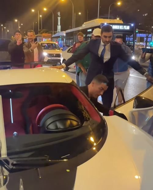 Așa arată 'nava spațială' de 10 milioane de euro a lui Cristiano Ronaldo! Există doar 10 astfel de mașini în lume, iar el o are pe cea cu numărul 7 _5