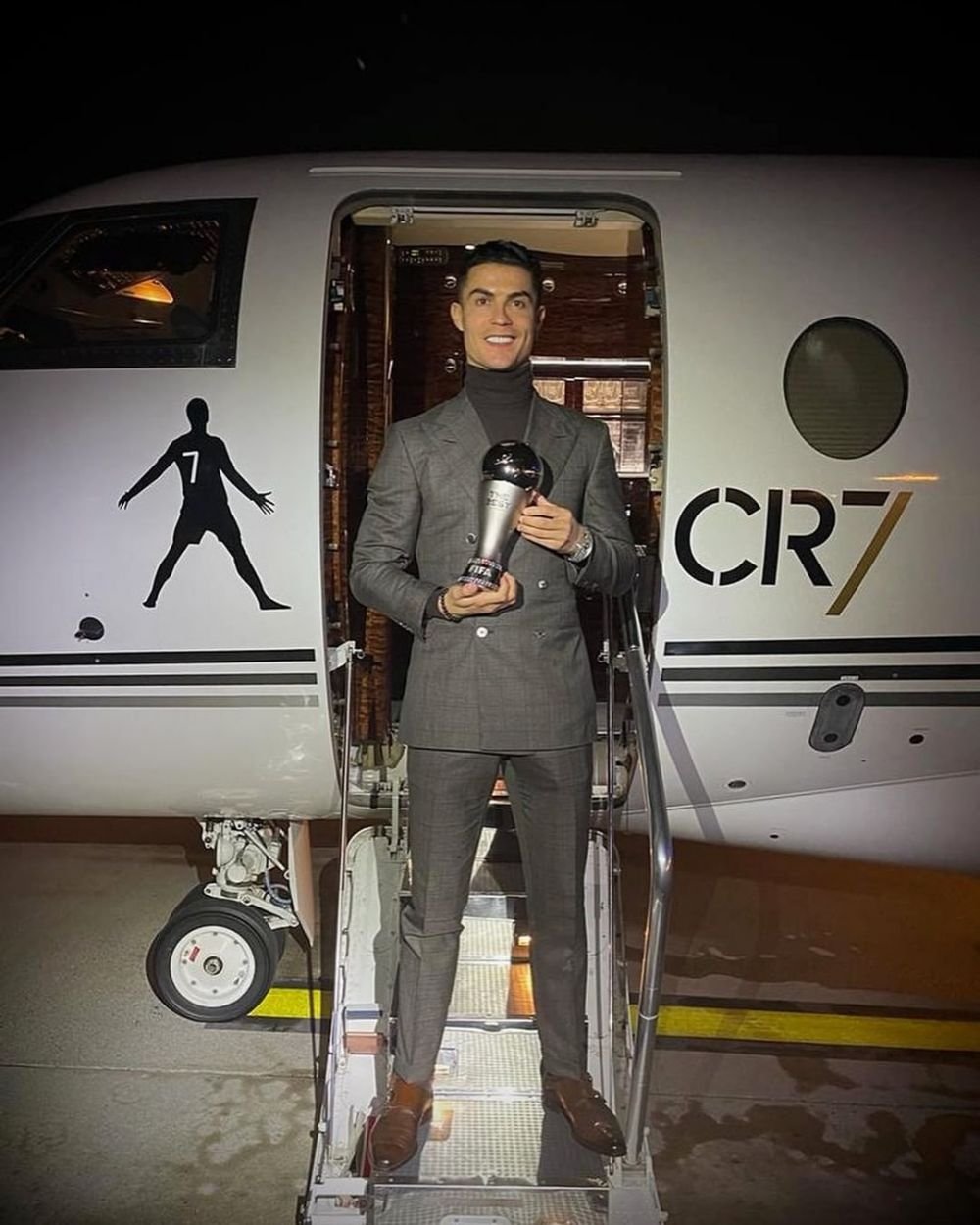 Așa arată 'nava spațială' de 10 milioane de euro a lui Cristiano Ronaldo! Există doar 10 astfel de mașini în lume, iar el o are pe cea cu numărul 7 _30