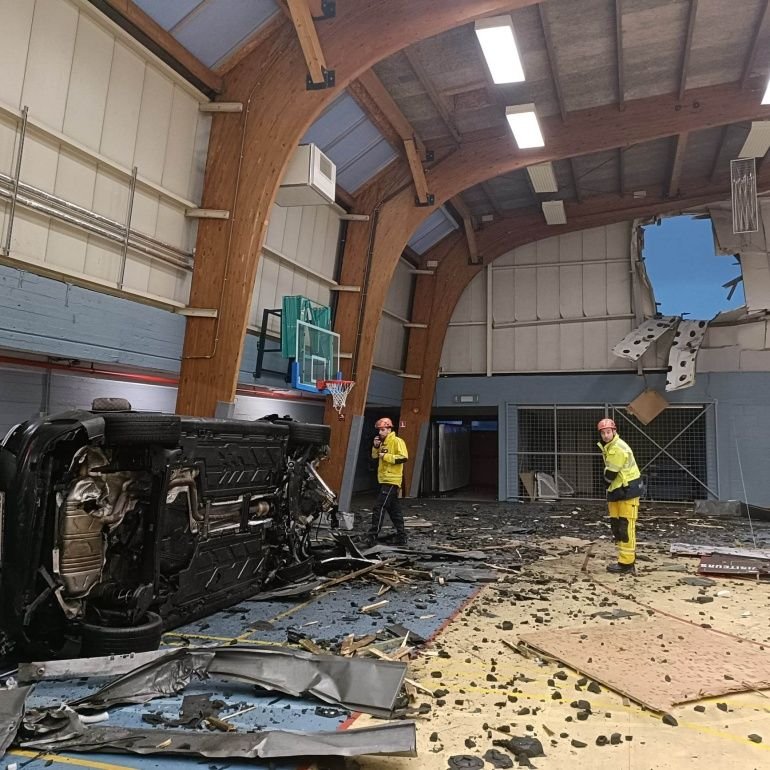 Accident teribil în Belgia! Un coleg al lui Valentin Cojocaru a intrat cu mașina într-o sală de sport_4